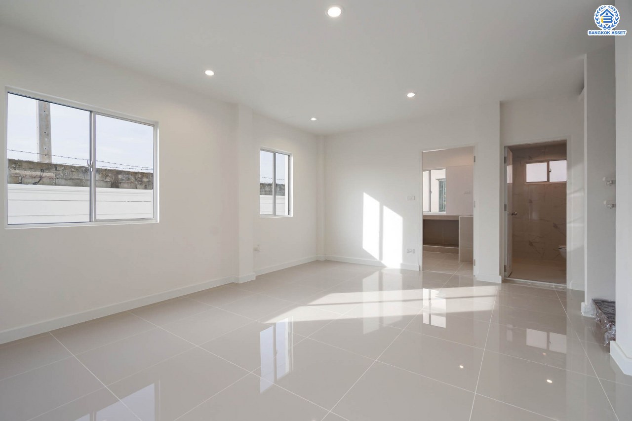 บ้านมือสองตกแต่งใหม่ ม.เดอะไพรเวซี่ ไพร์มเพลส รัตนาธิเบศร์-บางใหญ่ พื้นที่กว้างกว่า 39 ตร.ว. รองรับทุกความสุข ฟังก์ชัน 3 ห้องนอน 2 ห้องน้ำ จอดรถได้ 1 คัน บนทำเลเดินทางสะดวก เชื่อมต่อหลายเส้นทาง ใกล้รถไฟฟ้า "สถานีบางพลู"